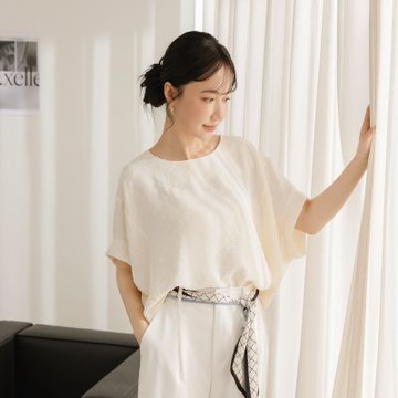 OB嚴選中大尺碼-細緻立體燒花前短後長寬版上衣《AB20487》