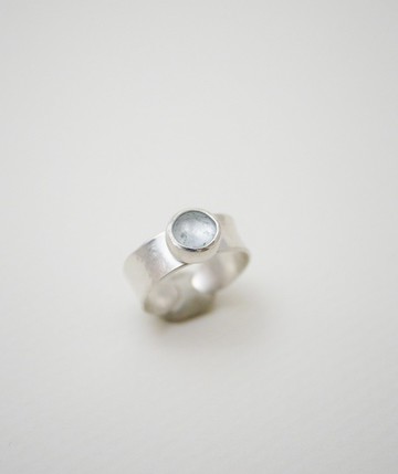 簡單小石系列-海水藍寶‧鍛敲純銀戒指