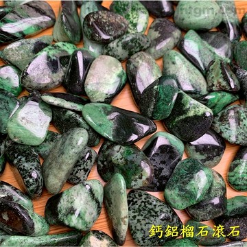 鈣鋁榴石滾石 (Grossular) ~協助聚焦與清理疲憊的療癒石，對應心輪