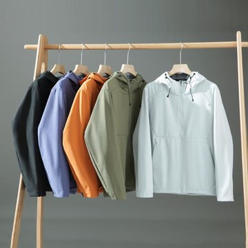 戶外多功能軟殼連帽工裝男春秋新品防風防水情侶款純色男士外套