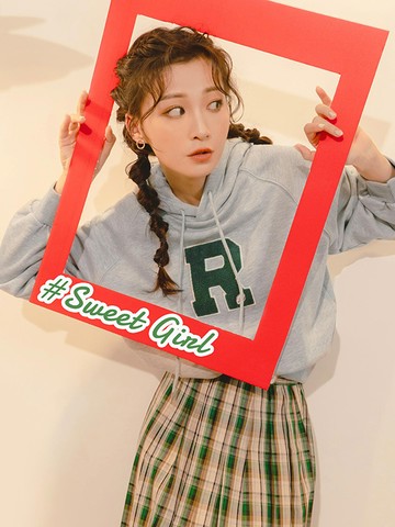 玩轉百tee．毛毛刺繡英文字母連帽寬鬆大學T