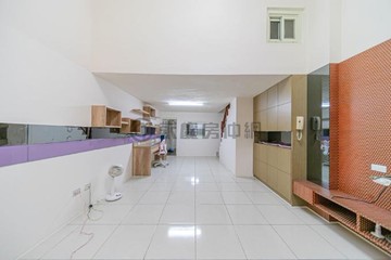 文山特區綠園道騎樓翻新透天｜高雄市鳳山區華山街