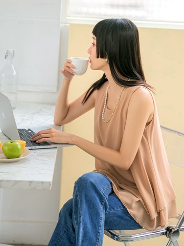 純色寬鬆層次釘珠無袖背心上衣