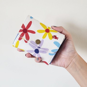 防潑水 小巧零錢包 多隔層卡包-繽紛花海 白 小紅帽與大野狼