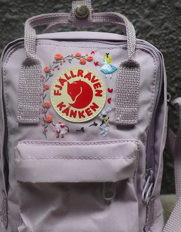 愛麗絲夢遊仙境Kanken Sling2.5公升薰衣草紫單肩斜背包-手工刺繡