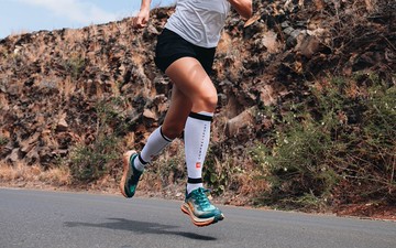 《Compressport 瑞士》R2 3.0 小腿套 (白黑色 White)