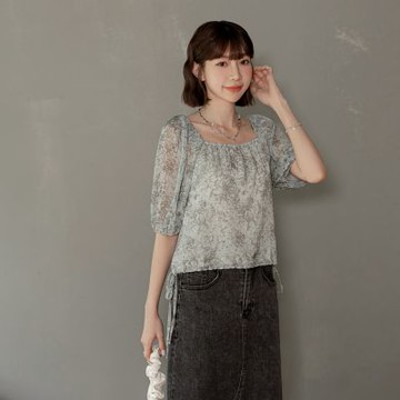 OB嚴選中大尺碼-印花綁帶透膚鬆緊方領五分袖上衣《AB20365》