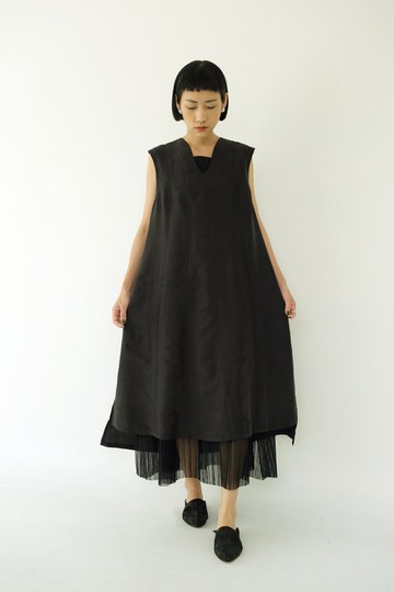 川 衣 WEAR BEING  蠶絲拼接裁片背心洋裝  墨黑