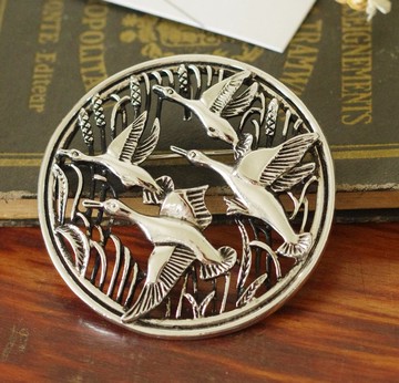 古董銀色縷空飛雁小鳥動物圓形別針 胸針 Sarah Cov B1980