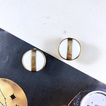 復古 80 年代雅芳白色琺瑯金夾耳環