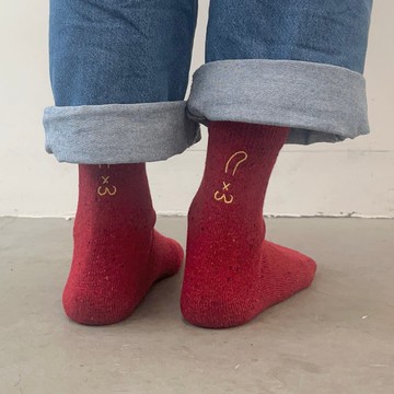 刺繡貓屁屁。紅色襪子。點點沙。新年。