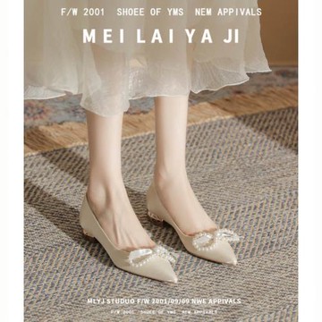 意美絲珍珠蝴蝶結平底法式婚紗婚鞋新娘鞋尖頭低跟粗跟單鞋女杏色