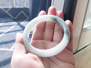 【純翠】天然翡翠 冰三分飄綠花冰潤底清爽綠手鐲55圈口 附台證