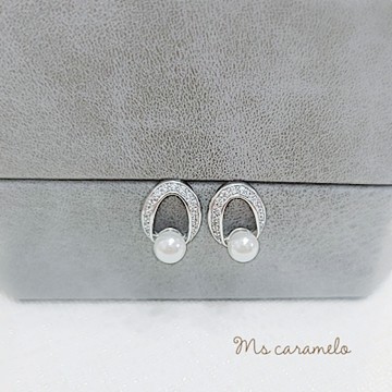 【焦糖小姐 Ms caramelo】925純銀鍍K白  貝珠珍珠耳環
