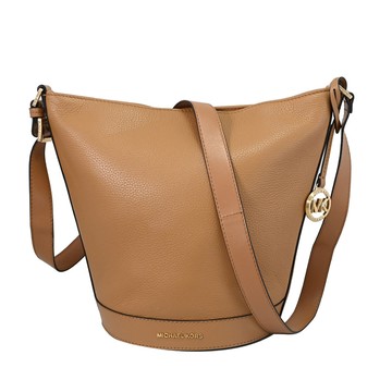 MICHAEL KORS TOWNSEND 浮雕LOGO斜背水桶包.淺咖