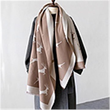 【Decoy】卡通小鹿 保暖加厚百搭簡約披肩圍巾/卡其色