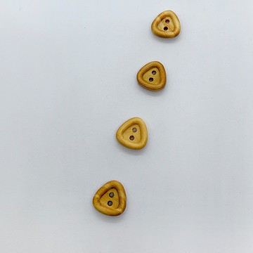 Hana Mokuba – 三角型2孔原木釦 (一包)