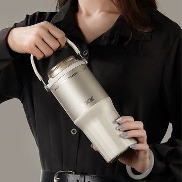 【TKK】悅界時尚拎拎杯 316不鏽鋼x陶瓷噴塗 冰霸杯 700ML-金瓷白