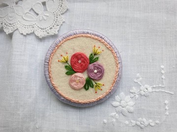 溫馨五月/手工刺繡花別針