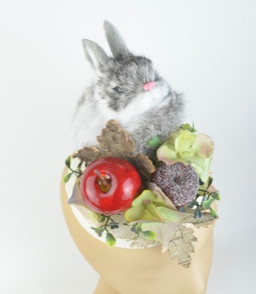 可愛毛茸茸兔子、絲質花朵與蘋果頭飾雞尾酒帽