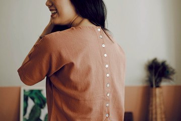 Mokk：棉質衣服，圓領，鈕扣，橙，粉紅色。