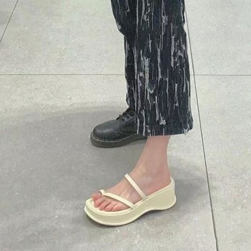 夾腳厚底涼鞋女夏2023新款網紅百搭松糕仙女風羅馬沙灘涼拖鞋外穿