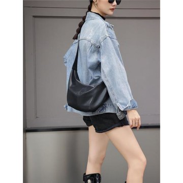 頭層皮高級感牛角包女2025初秋新款式真皮小眾質感單肩休閑斜挎包