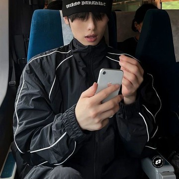 黑色立領拼接設計防曬服男春夏機能風美式薄款衝鋒衣線條夾克外套男士戶外運動薄款外衣 男士運動登山外套 男士夏季衝鋒衣