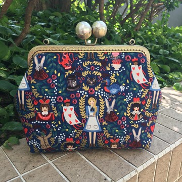 深藍 愛麗絲夢遊仙境 20cm珍珠口金斜背包