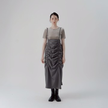 QUEENSHOP_F 多穿抓皺剪裁吊帶長裙-深灰 S/M 現+預 【03060323】