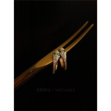 小巧精致靈蛇耳扣通體925純銀鍍金微鑲綠鋯石魅惑設計款耳飾 蔦居