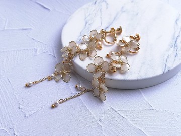 搖曳的繡球花和珍珠耳環