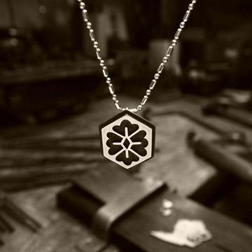 [Hanabishi] 只有一件 吊墜項鍊 推薦給女性 日本圖案覆蓋銀雜誌刊物設計可愛