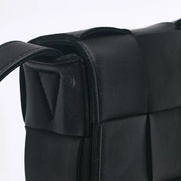 BOTTEGA VENETA 經典大格編織皮革翻蓋包斜背包