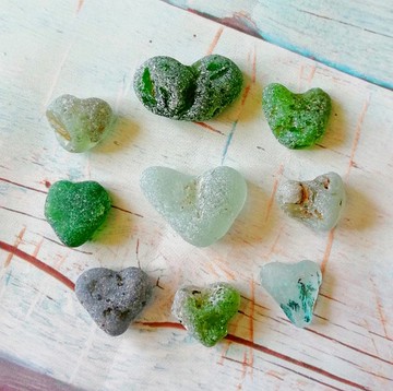 篝火海玻璃心。海玻璃裝飾的真正海玻璃。海玻璃首飾