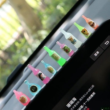 關注推送🍳汽車顯示螢幕小擺件車用創意飲料酒瓶夜光車內中控儀表臺迷你裝飾