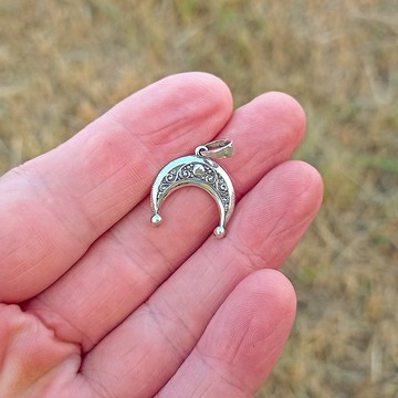 小巧月形銀飾，半月形銀項鍊墜飾，女性飾品