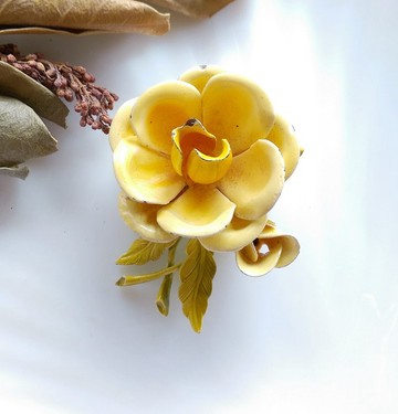 Vintage Jewelry  立體淡黃 琺瑯花 花卉 別針  胸針