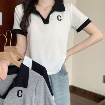 La BellezaPOLO衫V領滾邊配刺繡C字母彈性合身棉質T恤