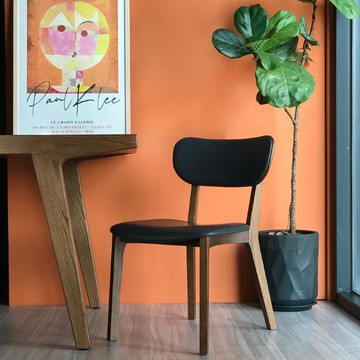 時聚餐椅3.0 胡桃色椅身 x 星宇黑皮革