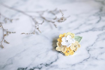 手作鉤花別針。木樨