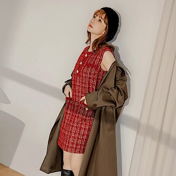 OB嚴選-細膩毛呢質感金釦背心洋裝《DA10272-》