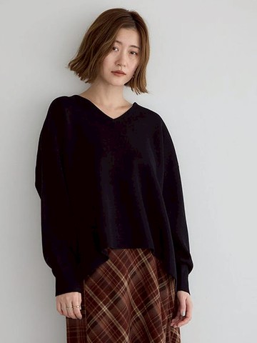 俐落V領內撞色開衩設計針織上衣(07000757500) - YECCA VECCA