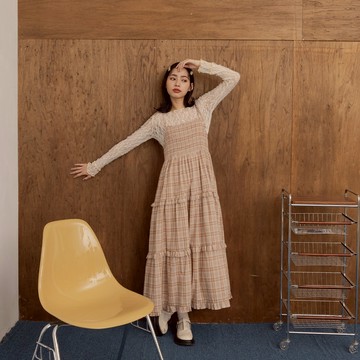QUEENSHOP_F 姵萱聯名 格紋荷葉細肩綁帶長洋裝-卡其S/M 現+預 【01087186】
