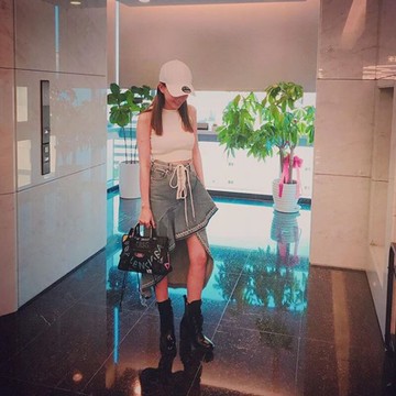 昆凌同款白色無袖修身短褲背心高腰淺灰色荷葉邊不規則牛仔半身裙