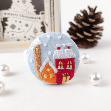 聖誕雪景城鎮刺繡胸針