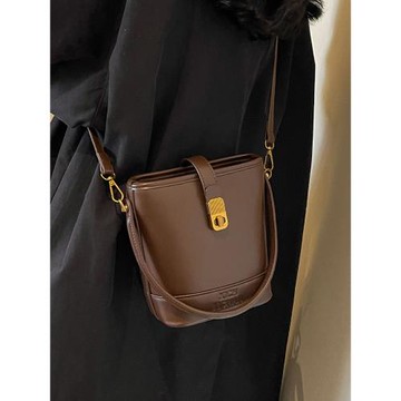 手拎包包女士新款秋冬復古時尚通勤水桶包2025小眾潮流百搭單肩包