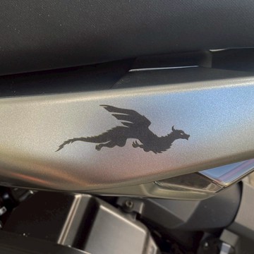 反光屋FKW 龍魂 對貼 機車貼紙 銀白/黑 車貼 防水耐曬 DRGBT DRG二代 DRG158 JETSL DRG2