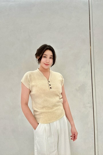 老錢風短袖V領羊毛上衣【淺卡其色】