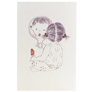 明信片——女兒在吃冰淇淋，對著鏡子吐出她鮮紅的舌頭。